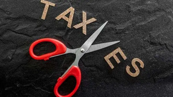 Tax Reduction for Doctors in 2023: Maximize Deductions, Minimize Liability